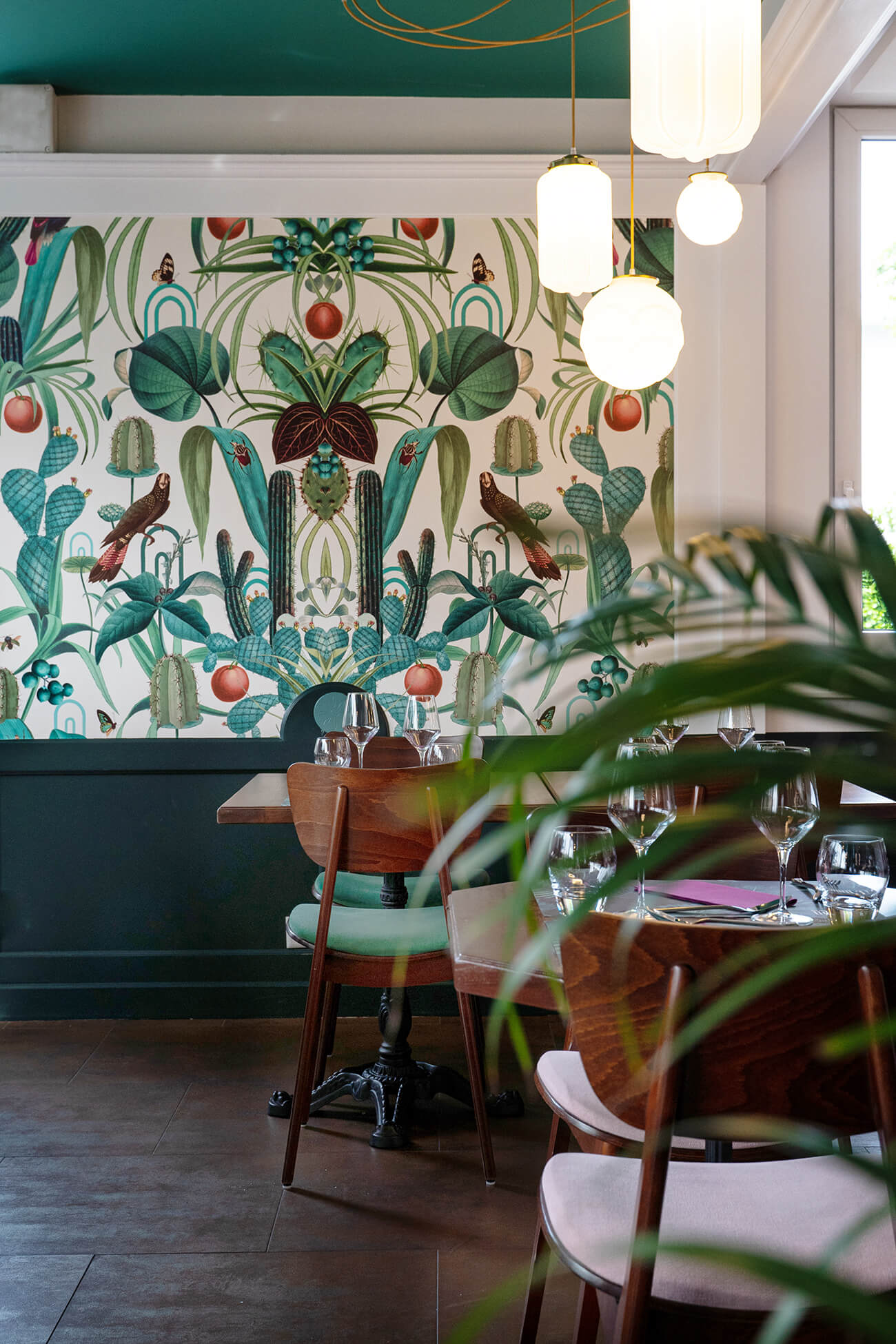 decoration_restaurant_union_epalinges_lausanne_tablehaute_bois_ambiance_jungle_vert_plantes_emmanuelle_diebold.jpg