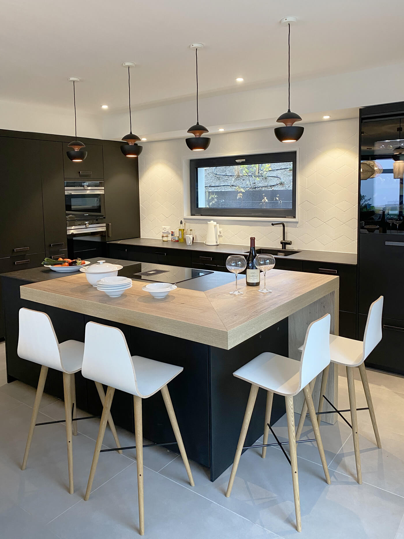 architecture_interieur_cuisine_ouverte_noire_ilotbois_chaisesbar_lausanne_lavaux_suisseromande_emmanuelle_diebold.jpg