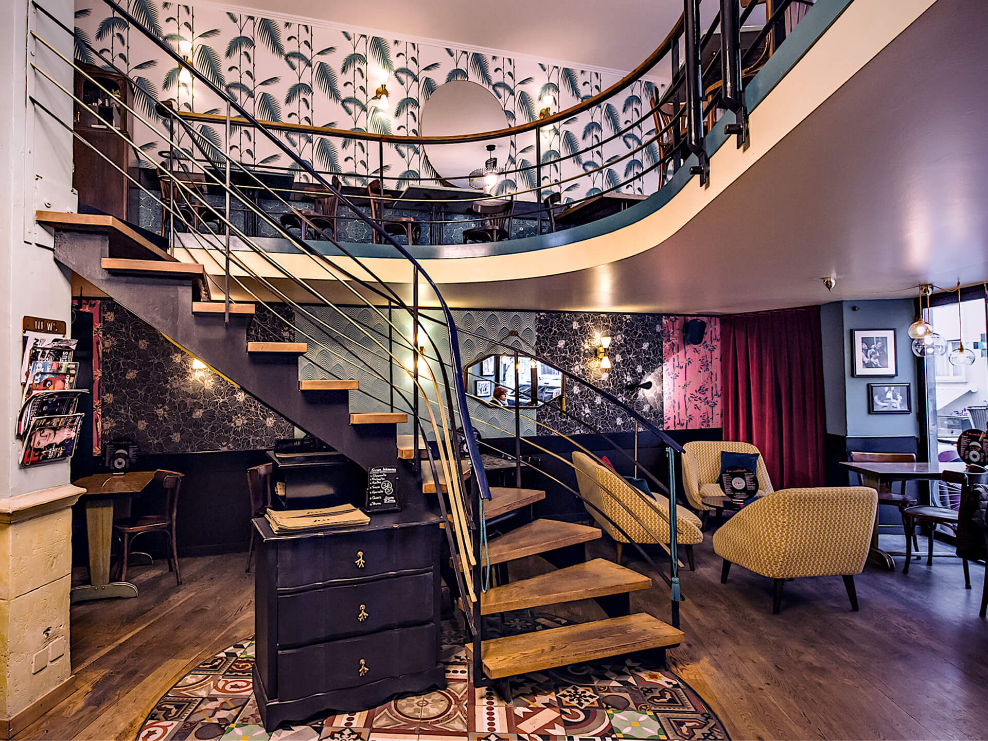 2_decoration_renovation_restaurant_bar_cafe_salon_java_lausanne_suisse_romande_escalier_mobilier_vintage_emmanuelle_diebold.jpg