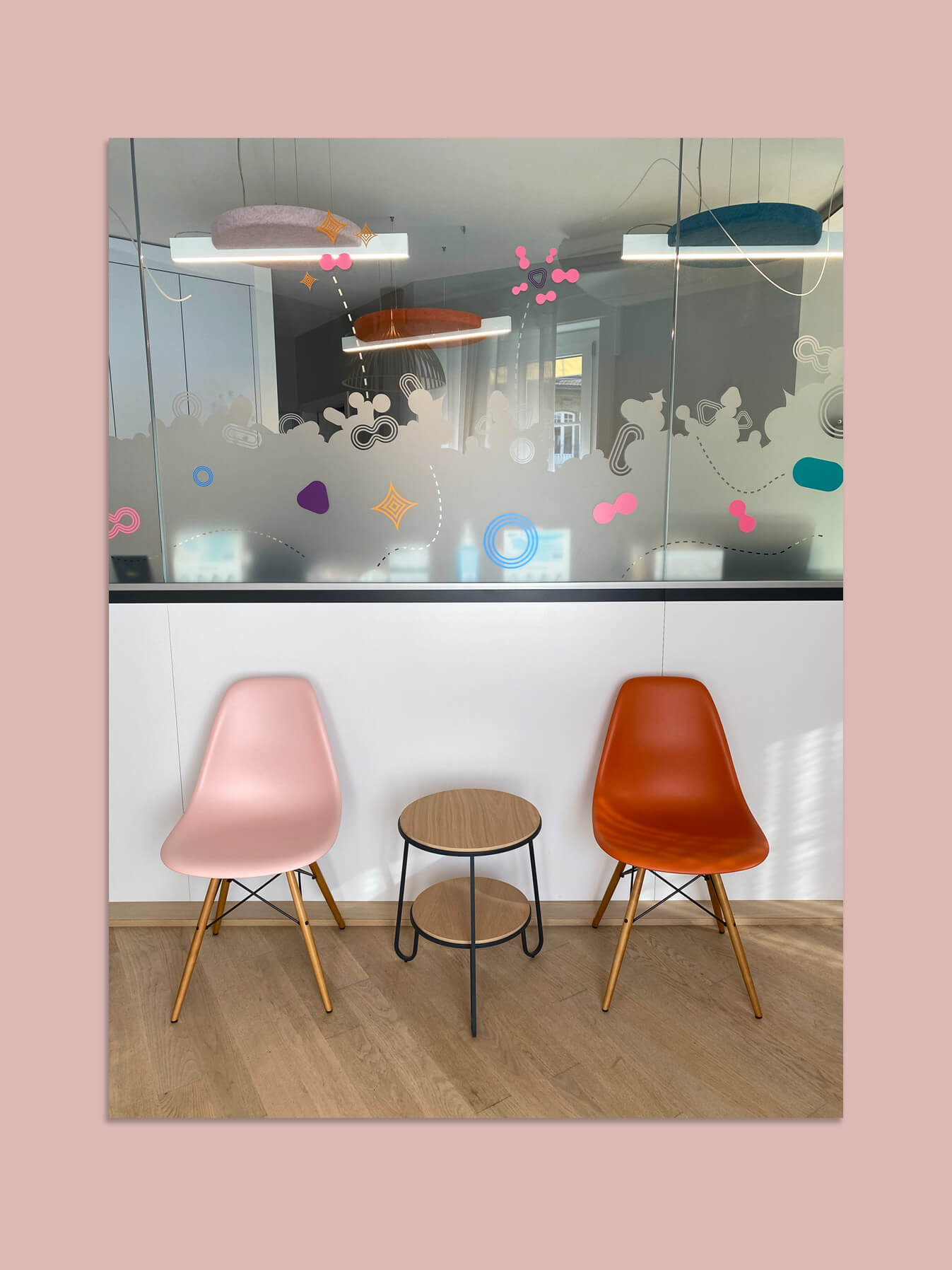 2_decoration_cabinet_medical_lausanne_suisse_romande_salle_d'attente_chaises_eames_coloree_emmanuelle_diebold.jpg