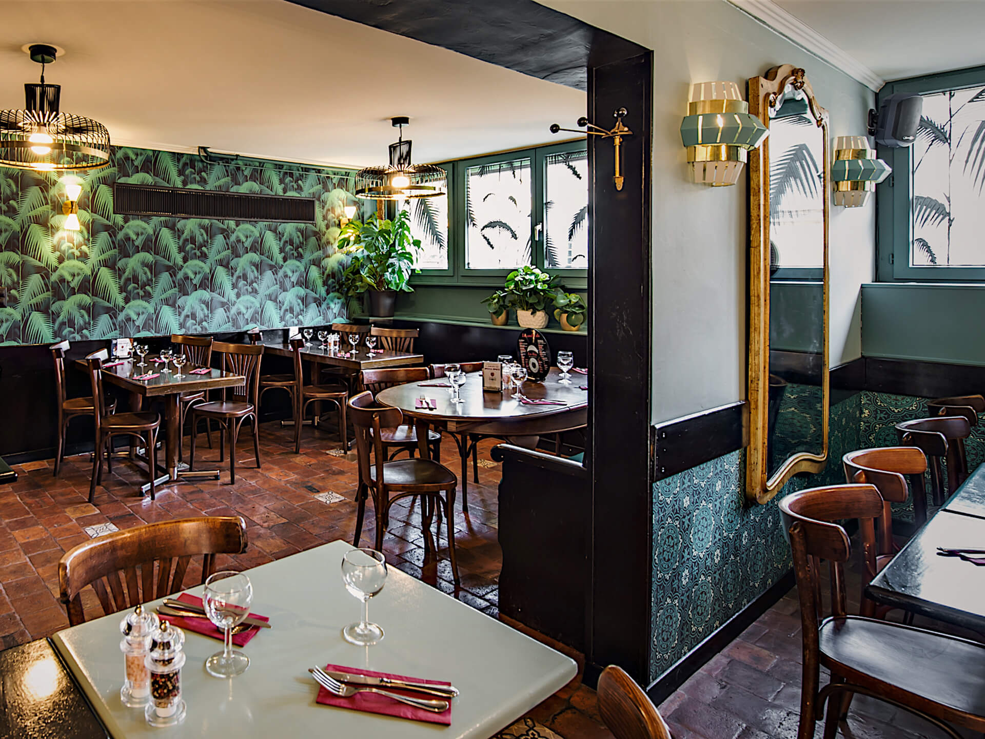 2_decoration_renovation_restaurant_bar_cafe_salon_java_lausanne_suisse_romande_escalier_mobilier_vintage_emmanuelle_diebold.jpg
