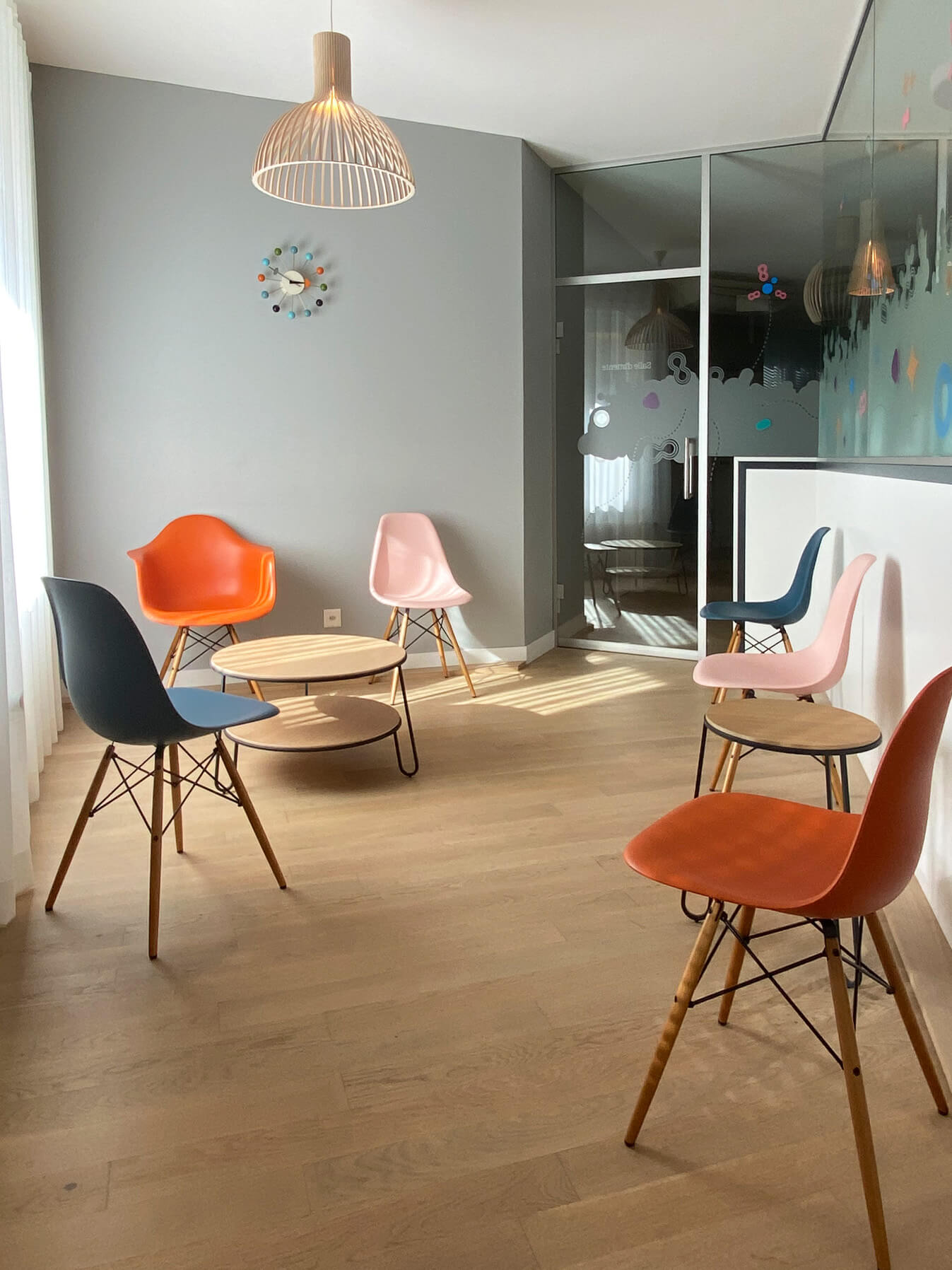 2_decoration_cabinet_medical_lausanne_suisse_romande_salle_d'attente_chaises_eames_coloree_emmanuelle_diebold.jpg