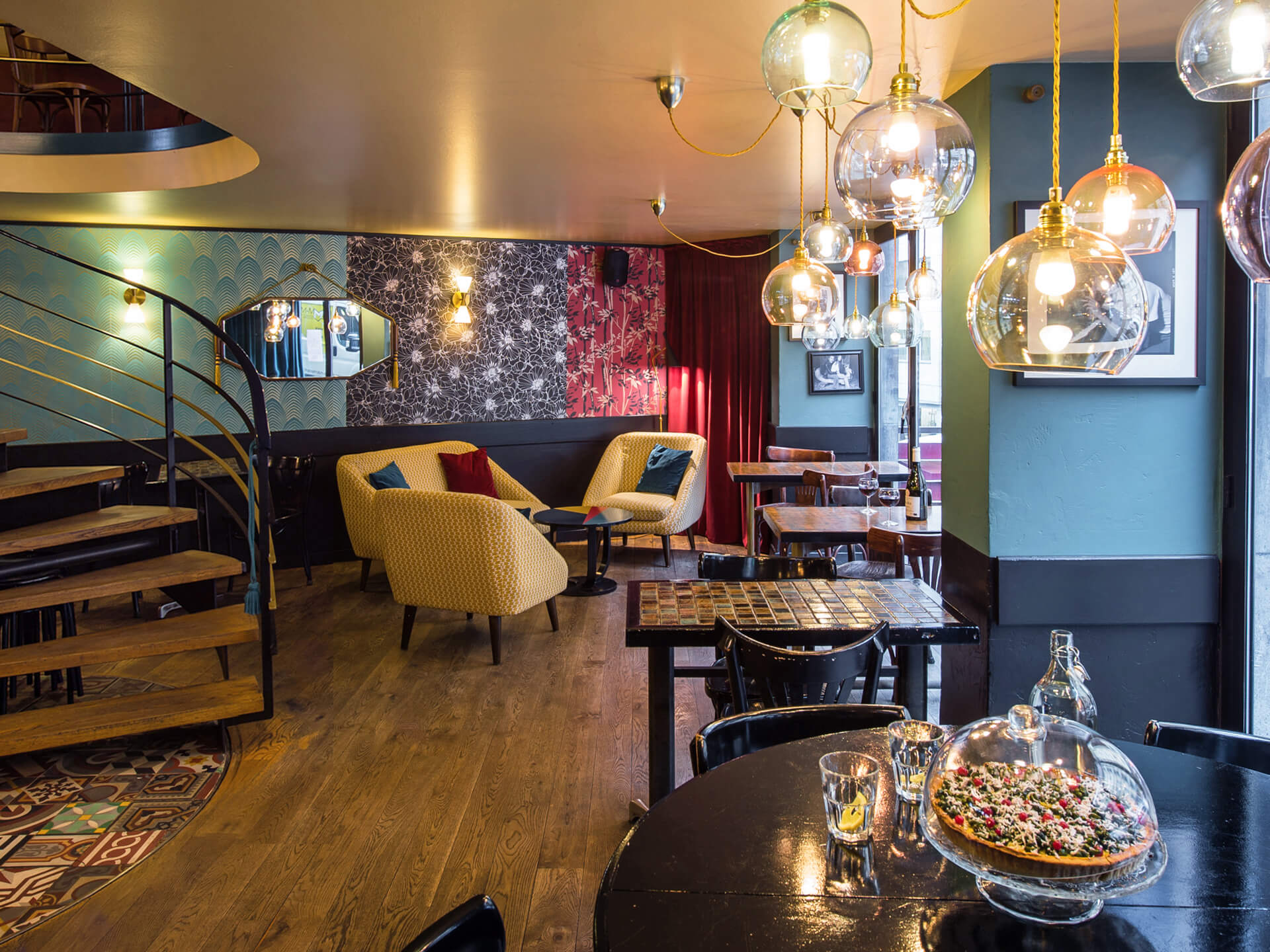 2_decoration_renovation_restaurant_bar_cafe_salon_java_lausanne_suisse_romande_escalier_mobilier_vintage_emmanuelle_diebold.jpg