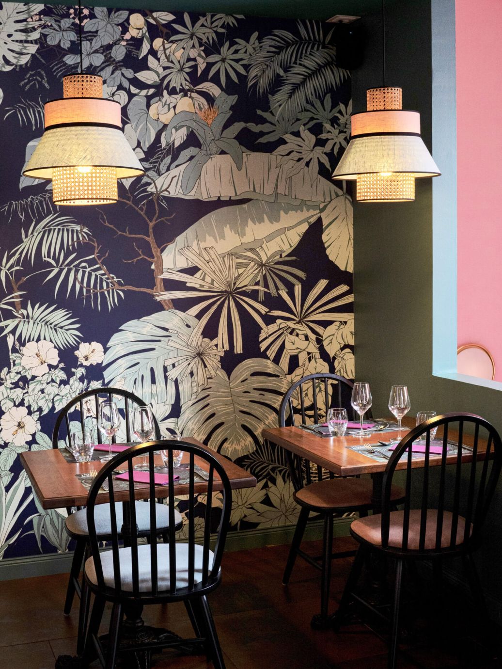 decoration_restaurant_union_lausanne_suisse_romande_papierpeint_jungle_bleu_vert_rose_emmanuelle_diebold.jpg